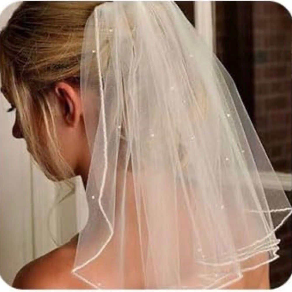 Trim Line Rhinestone Accented Short Bridal Wedding Veil With Built-in Comb